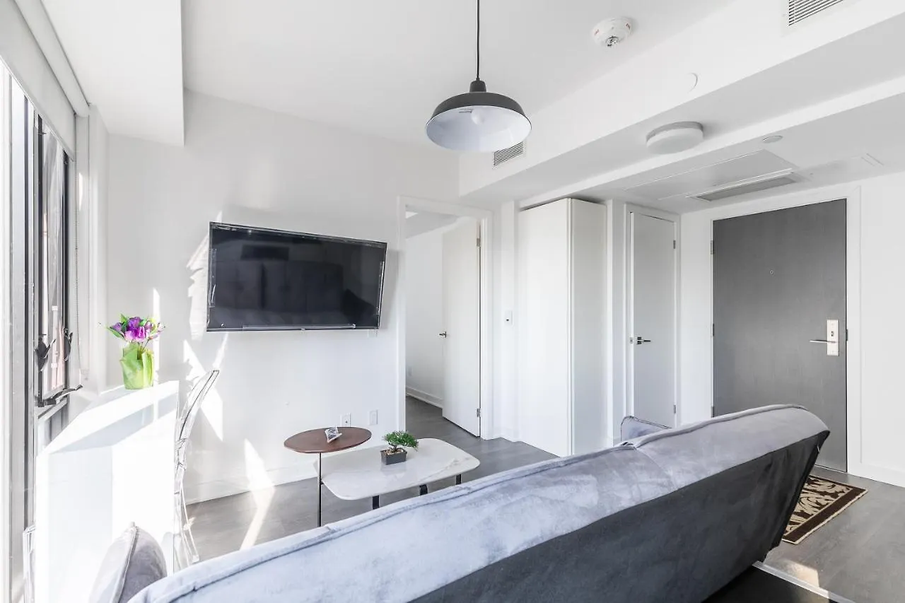 Designer 1Br + Study Suite In Coveted Yorkville 多伦多 加拿大